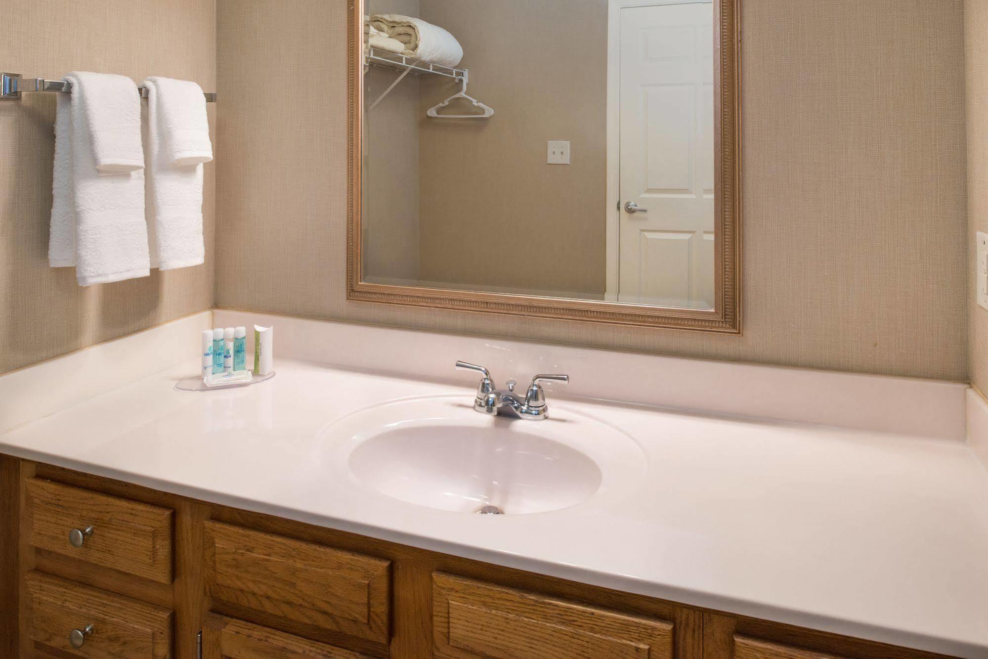 Charwood Suites Columbus Buitenkant foto